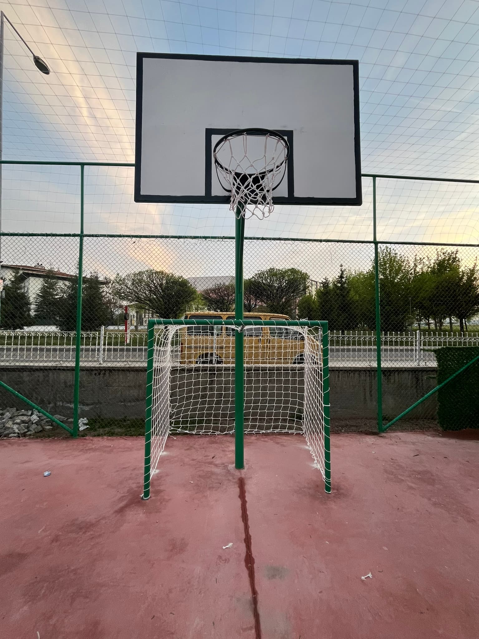 Futbol kalesine uygulanan kale filesi